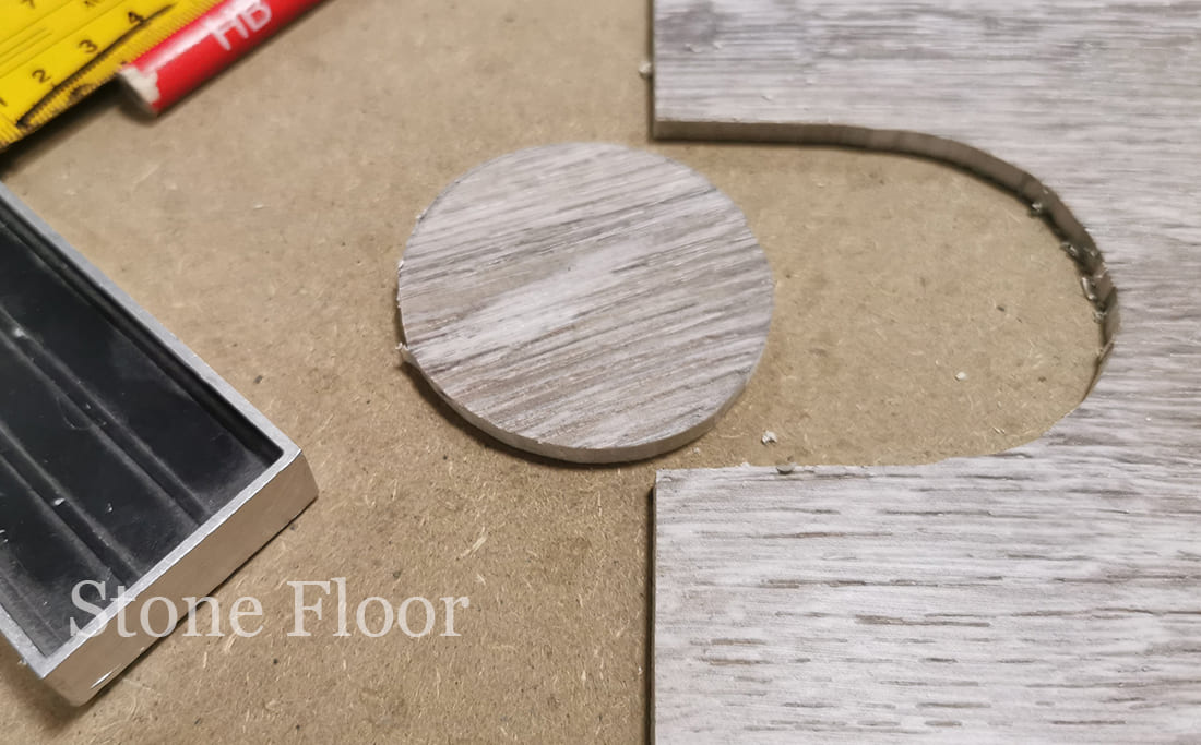 Радиусный рез SPC ламината под трубу отопления Радиусный рез SPC ламината под трубу отопления